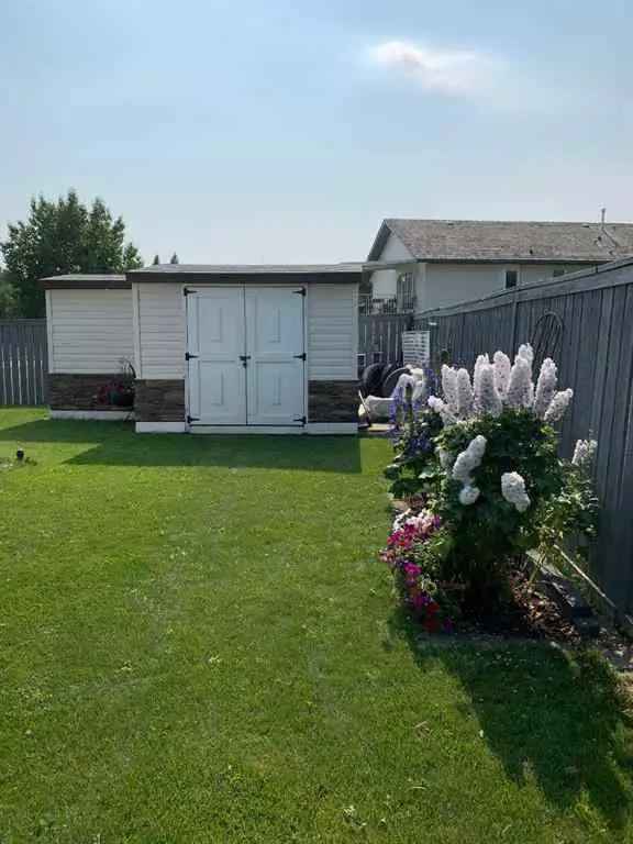 1369 sq ft Bungalow in Country Club Grande Prairie