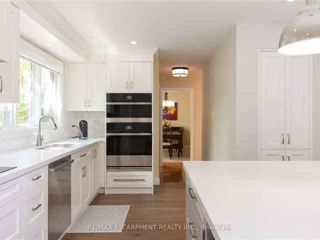 House For Sale in Oakville, Ontario