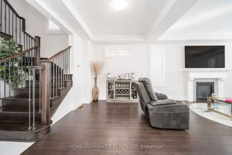 Buy stunning semi-detached home in East Waterdown with 4 bedrooms