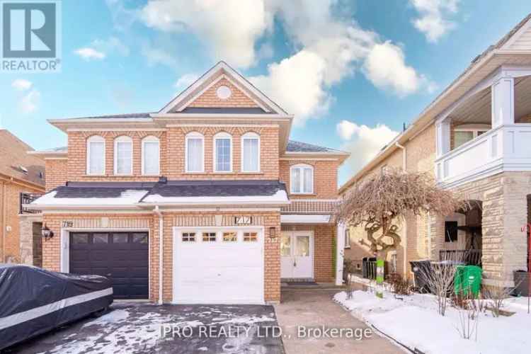 Spacious Semi-Detached House in Meadowvale Village