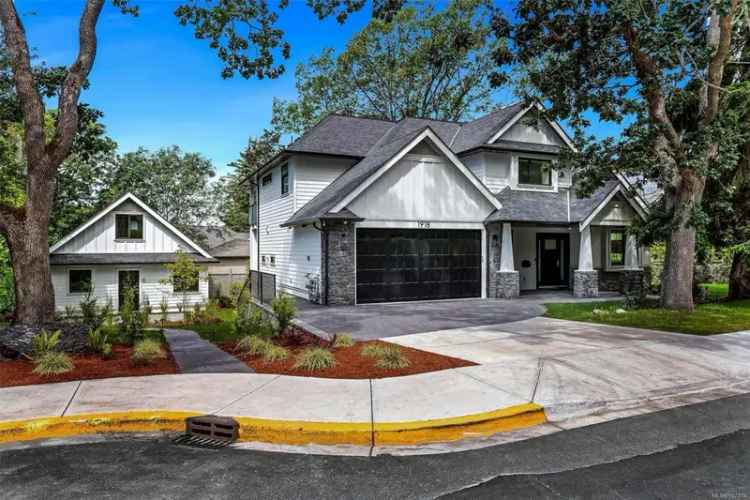 Luxurious Custom Home near Oak Bay Beach