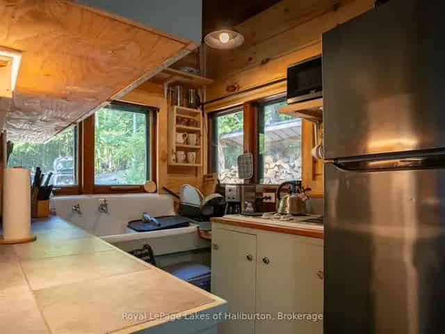 Head Lake Three-Season Cottage - 3 Bedrooms, 130ft Shoreline, Private Forest Access