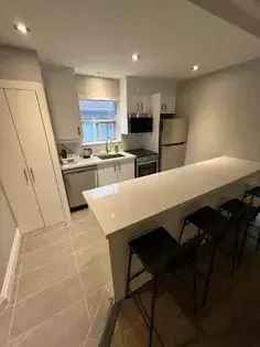 Rent Student Apartment in Toronto with 5 Rooms and High-Speed Internet