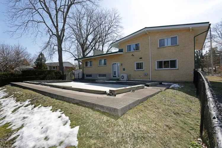 House For Sale in Residence Road, Waterloo, Ontario