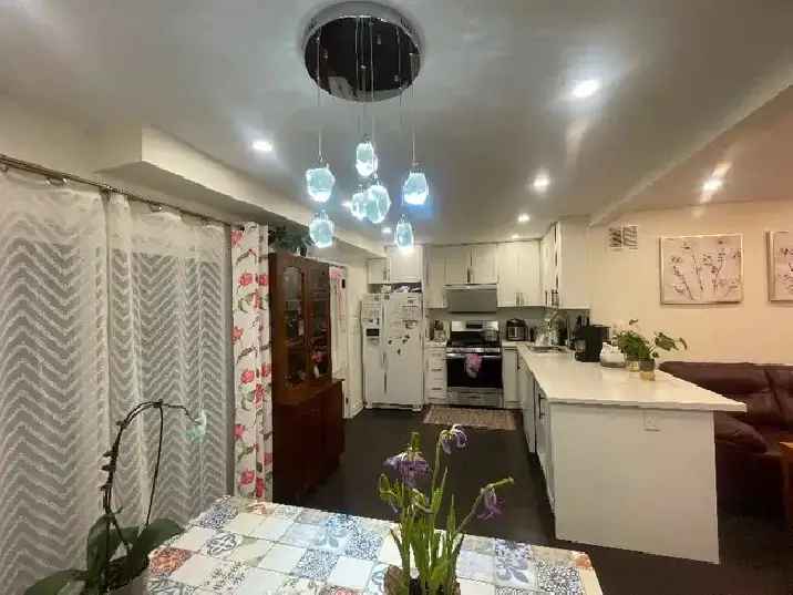 Cozy 2nd Floor Suite Near Finch and Victoria Park