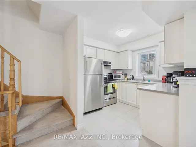 Townhouse For Sale in Oshawa, Ontario