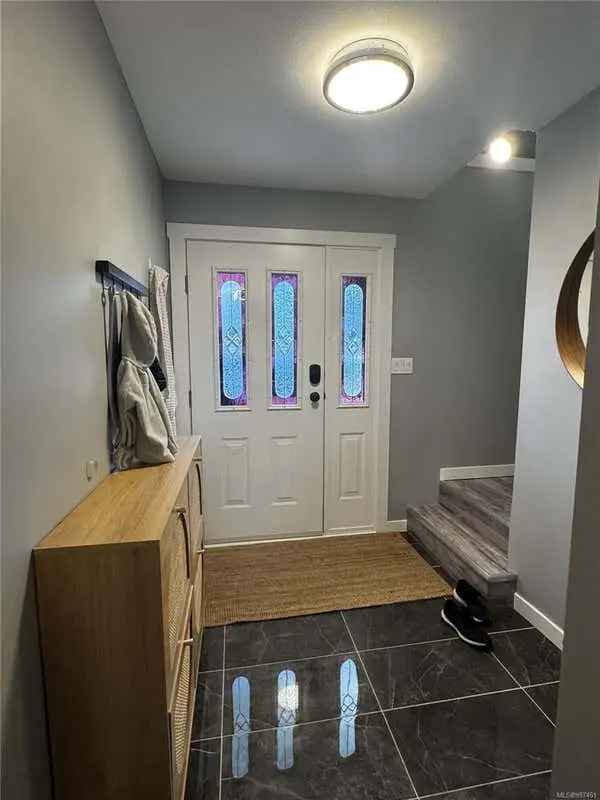 Beautifully Renovated Half Duplex in Willow Point Campbell River