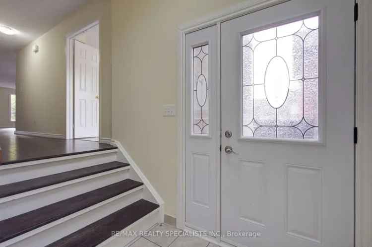 Rent Condo Townhouse Downtown Brampton with Recent Upgrades and Amenities