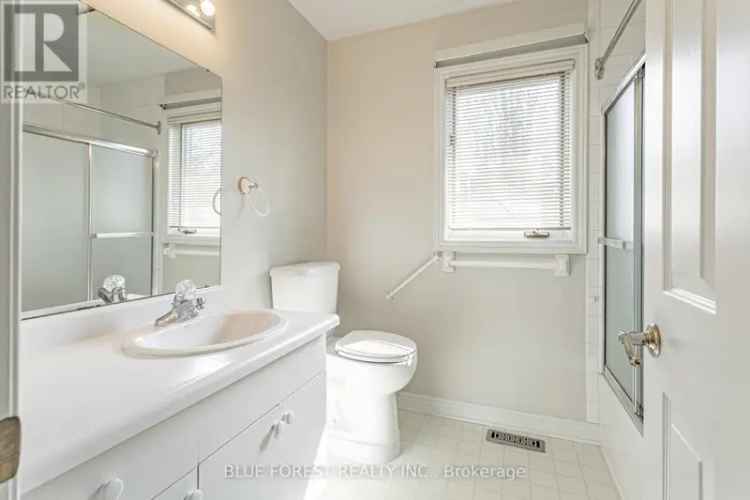 Spacious 2 1 Bed 3 Bath Condo in London Family Friendly Neighbourhood