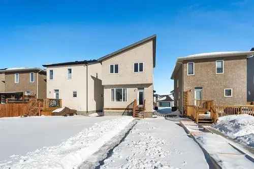 Buy House in Winnipeg Featuring Modern Design and Spacious Backyard