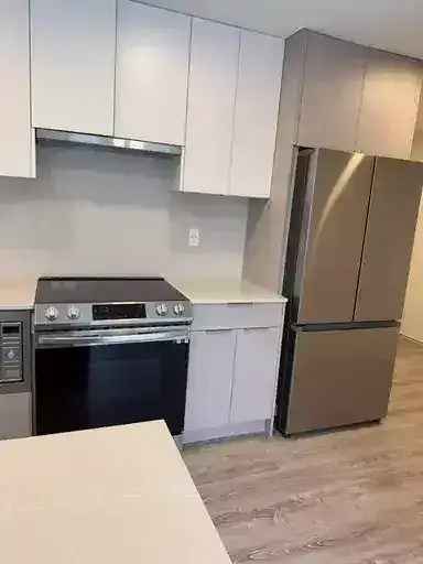 Modern 2 Bed Condo in Surrey Whalley Near Skytrain