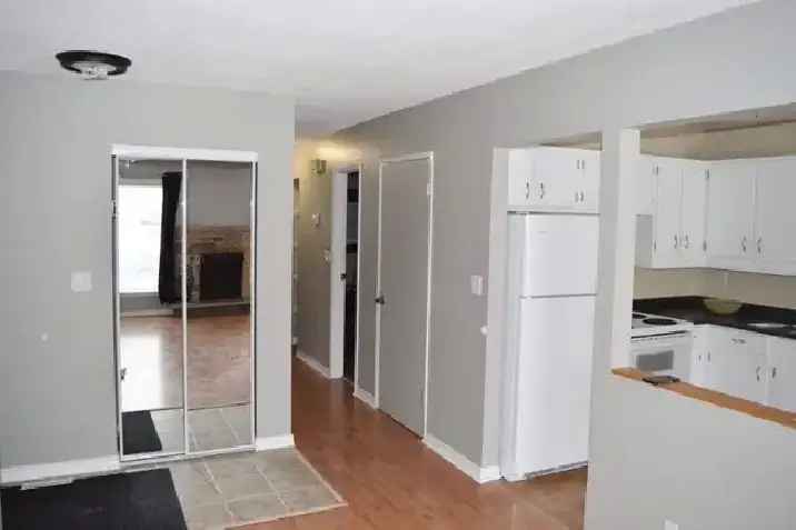 Rent Cozy Semi Detached House in St. Vital with 3 Bedrooms