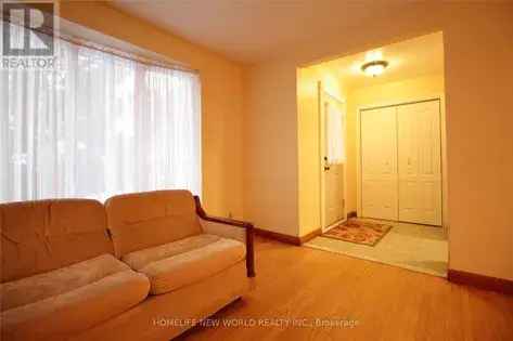 3 Bedroom 167m² Toronto Apartment Near Subway and Parks