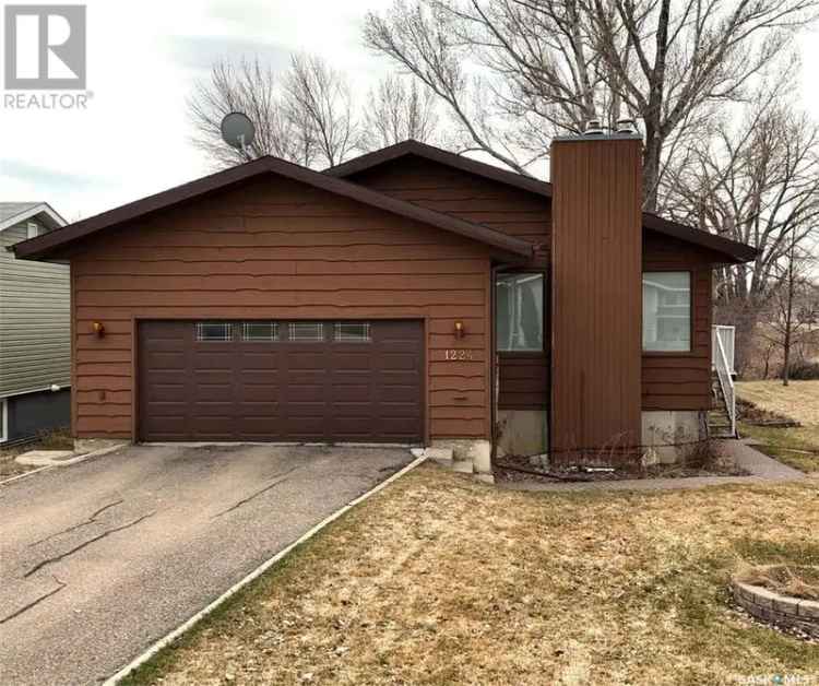 Spacious Bungalow w Country Charm City Convenience 5 Beds 25 Baths