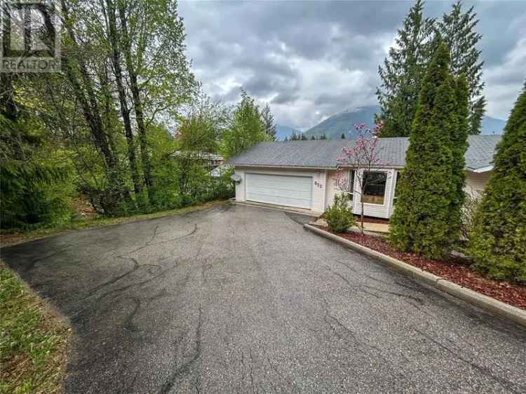 5-Bedroom Home near Golf Course with Lake Views