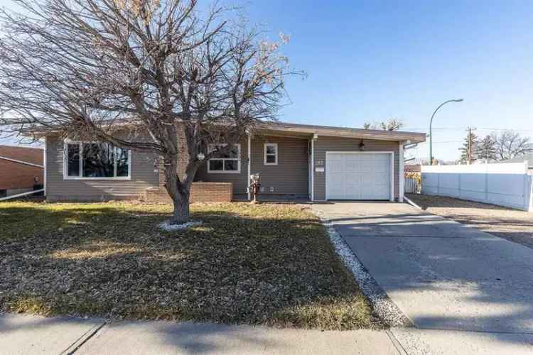 House For Rent in Redcliff, Alberta