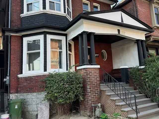 King St W 4-Unit Detached House