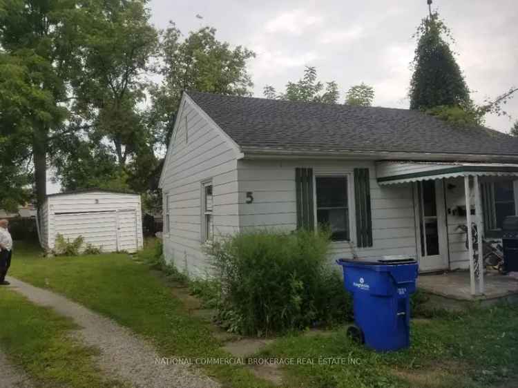 House For Sale in Wallaceburg, Ontario