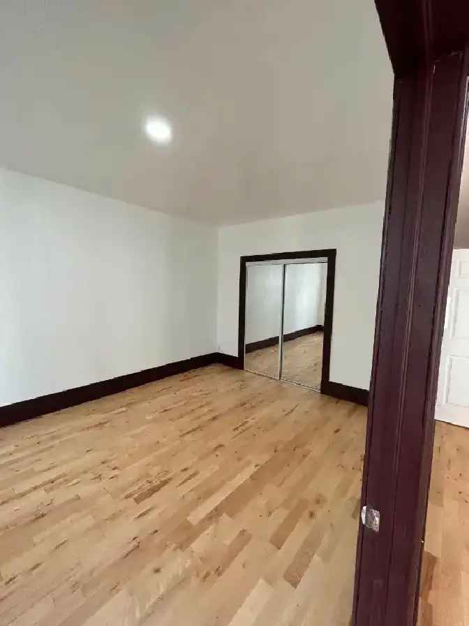 3 Bedroom Apartment on Park Ave (near metro) (Avail. Now)