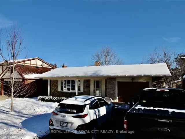 Charming Bungalow in Forest Hill Kitchener Family Home