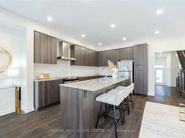 2 Storey Townhouse Ravine Backing Great Gulf Laminate Floors Open Concept Kitchen