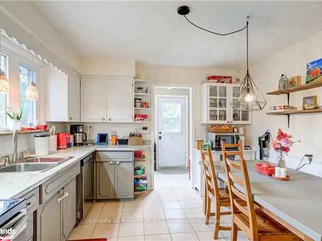 Charming 4-Bedroom Raised Bungalow Near Downtown Collingwood