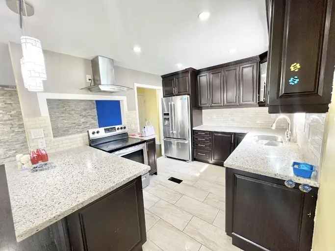 Rent 3 Bedroom House in Brampton with Upgraded Kitchen and Backyard