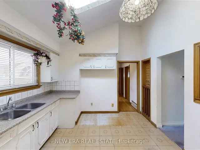 House For Sale in Mississauga, Ontario