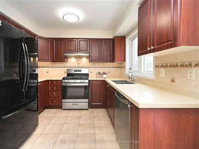 Updated 3-Bed Townhome near Shoppers World & Sheridan College