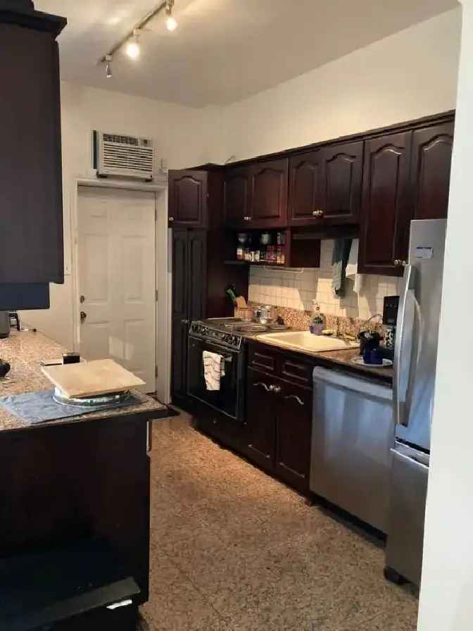 2 Bedroom 1 Bath Coach House in the heart of Little Italy.