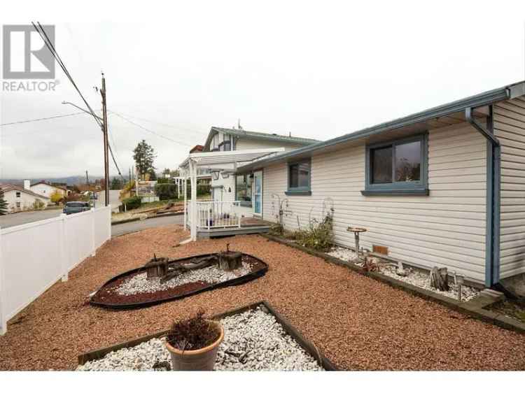 Lake View Home in Peachland 3 Bed 2 Bath