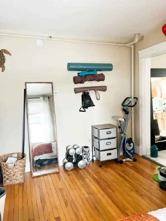 Large Studio with Separate Kitchen/Dining, Utilities In, $1100