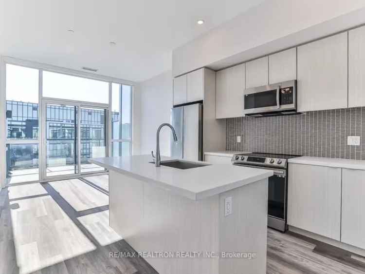 Rent Penthouse in Highpoint with Courtyard Views and Modern Amenities