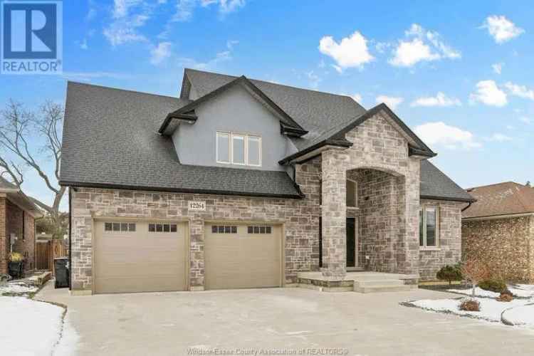 Stunning 2-Storey Home in Tecumseh 3+1 Beds 3 5 Baths