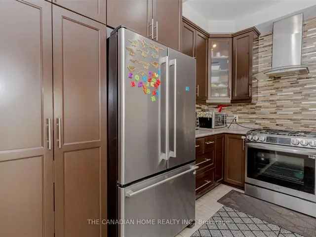 Stunning Ancaster Townhouse HarmonyMeadowlands 3 Beds Modern Kitchen