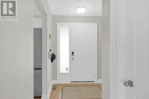 3 Bedroom Townhome in Ottawa - Updated Kitchen and Recreation Room