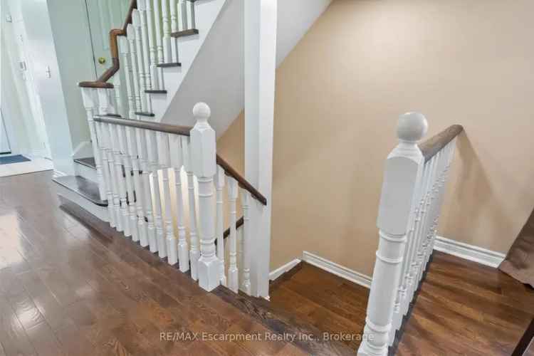 Mississauga End-Unit Townhouse: 3 Beds, Finished Basement, Private Backyard