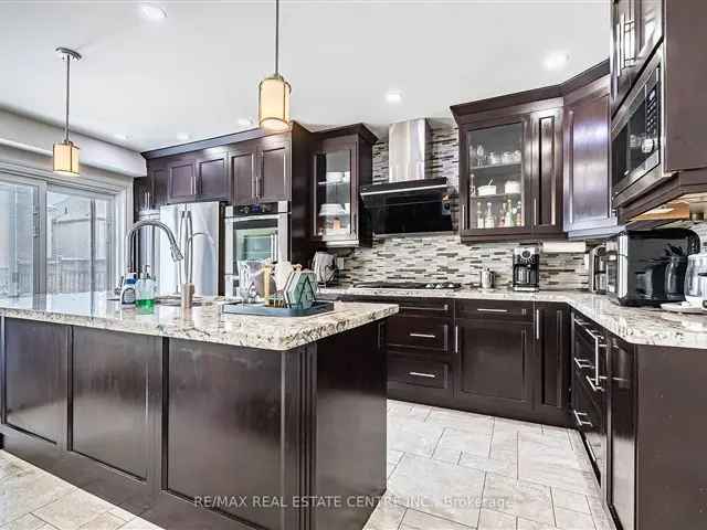 Erin Mills Home: 4 Beds, Gourmet Kitchen, Bonus Room