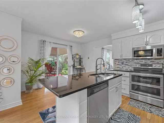 Beautiful Detached Home on Premium Lot - Family Neighbourhood