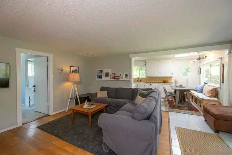 2-Bedroom Gibsons Home  Near Marina and Beach