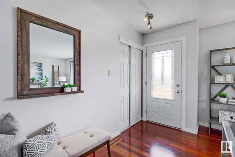 Delwood Bungalow: 2060+ Sqft, Versatile Basement, Updated Kitchen