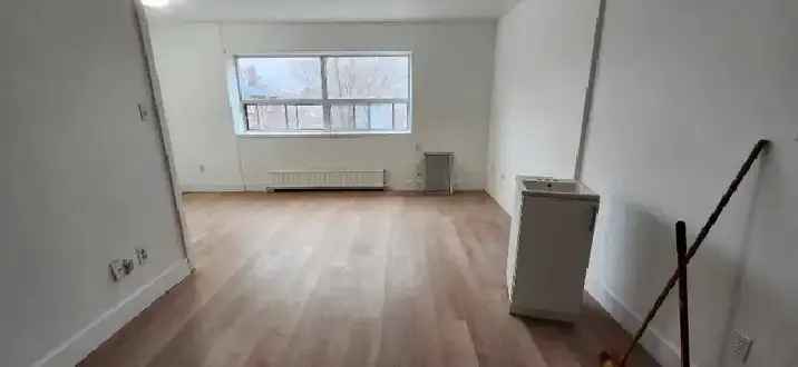 A Clean Room for Rent in a 3BHK Apartment- Scarborough $650