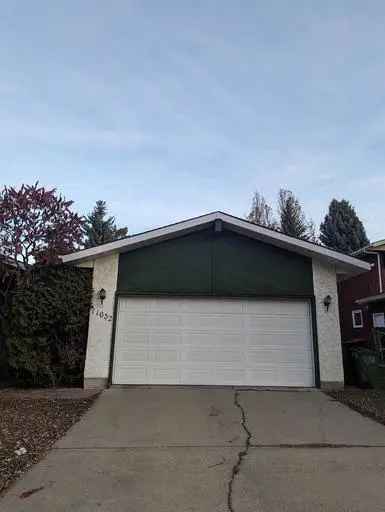 Rent 3 Bedroom Bungalow in Sweet Grass Area Edmonton with Large Backyard