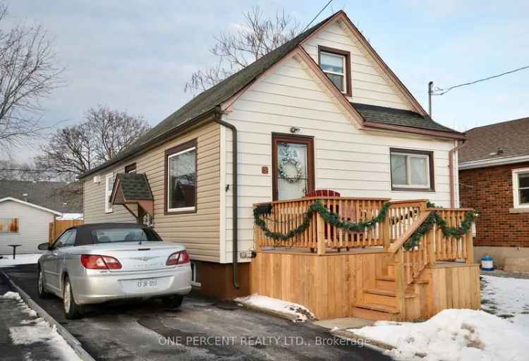 Stunning 3-Floor Home in St Catharines Chef's Kitchen 2 Baths