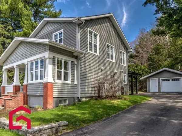 Renovated 1940s Home in Saint-Sauveur