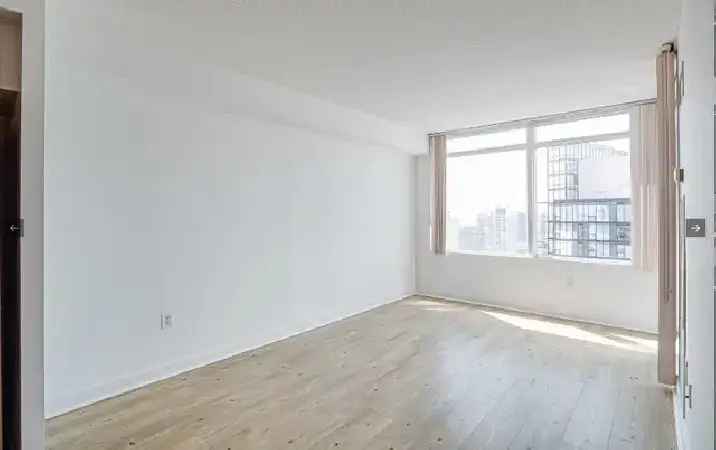 Bright &spacious one  den Condo for professional/Family Downtown