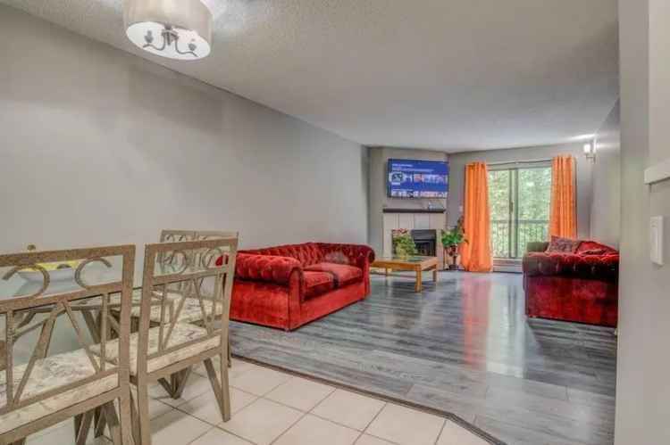 Condo For Sale in Surrey, British Columbia