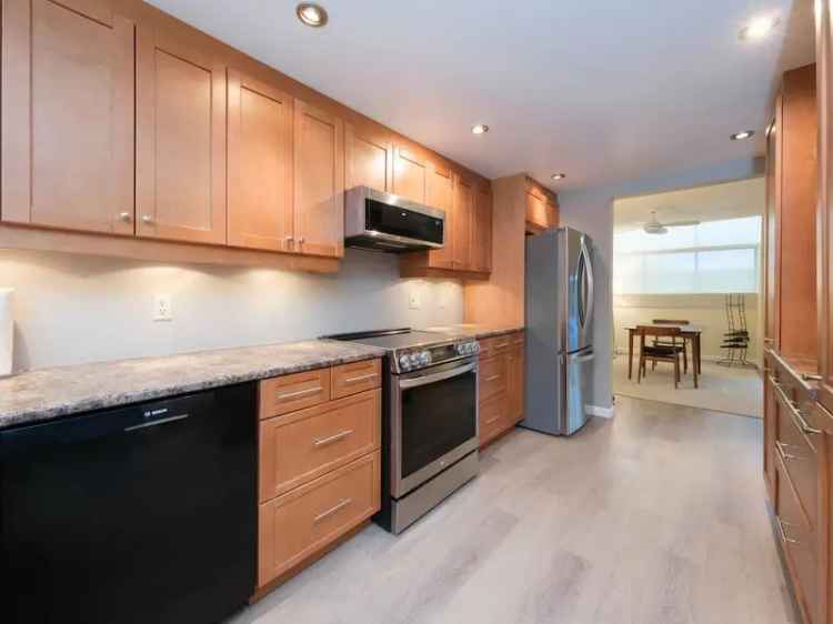 Central Lonsdale Townhouse Panoramic Views 3 Beds 3 Baths