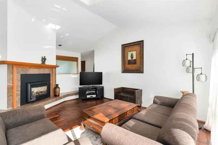 Sunnyside Park 2 Bedroom Rancher with Large Lot
