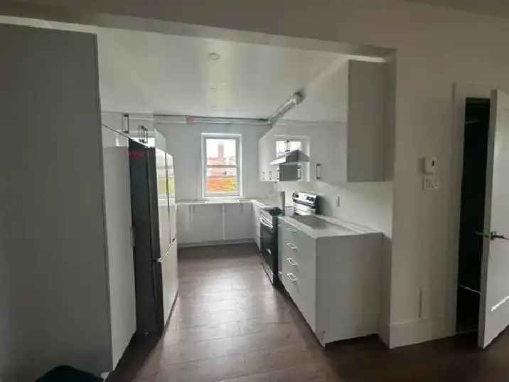 Bright Condo Style 3 bed 2 bath/ Avail Jan 1/Westmount adj.